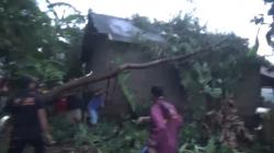 Hujan Es dan Angin Puting Beliung Rusak Puluhan Rumah Warga di Jombang