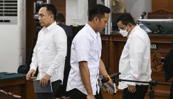 Foto Richard Eliezer, Ricky Rizal dan Kuat Ma'ruf dalam Satu Ruang Sidang