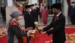 Momen Jokowi Serahkan Plakat Gelar Pahlawan Nasional kepada Keluarga Soeharto