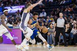 Hasil NBA Hari Ini: Warriors Akhirnya Menang usai Curry Mengila, Bucks Keok