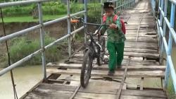 Jembatan Gantung di Cilacap Rusak Parah, Warga Nekat Lewat Meskipun Bahaya