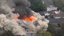 Tim Puslabfor Mabes Polri Olah TKP di Gedung Bappelitbang yang Terbakar<