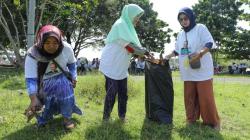 Nelayan Pendukung Ganjar Berbagi Sembako dan Bersih-Bersih Pantai Pangandaran<