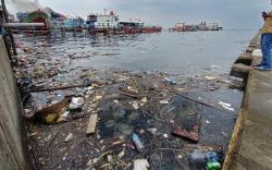 Penampakan Sampah Cemari Laut di Pelabuhan Muara Baru, Nelayan: Mengganggu dan Meresahkan