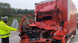 Ngeri, Sopir Truk Boks asal Batang Tewas Tergencet usai Tabrakan di Tol Cipali<
