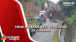 Truk Muatan Besi Terguling di Tanjakan Palasari Cijeruk