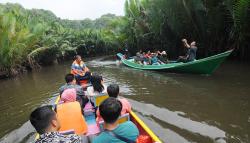 Susuri Sungai Pute Maros Menikmati Pemandangan Alam Pegunungan Karst