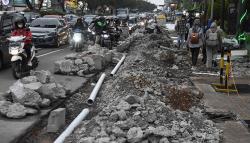 Duh, Puing Proyek Trotoar Berserakan Buat Jalan Margonda Depok Tambah Macet