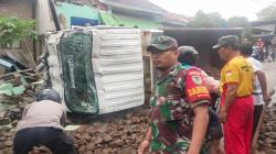 Dump Truck Pasir Nyelonong Tabrak Rumah di Munjul Cianjur, Sopir Terjepit<