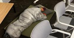 Viral Karyawan Twitter Tidur di Lantai Kantor, Kejar Deadline dari Elon Musk