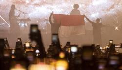 LANY Grup Musik Asal Amerika Bentangkan Merah Putih saat Konser Tur Asia 2022