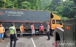 Tersesat gegara Google Maps, Truk Trailer Nyaris Masuk Jurang di Sukabumi<