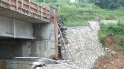 Tembok Penahan Tanah Retak, Proyek Jembatan Tajim di Gununghalu KBB Terhambat<
