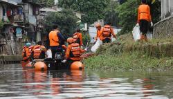 Petugas Gabungan Kerja Bakti Bersih-Bersih Sungai Ciliwung
