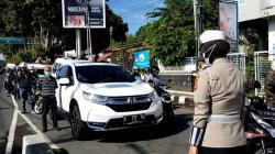 Pengendara di Kuningan Kaget Disetop Polisi, Diajak Heningkan Cipta