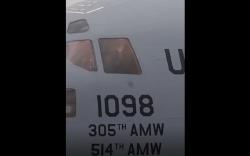 Pesawat Amerika US Air Force Mendarat di Bali, Penampakan Pilot Curi Perhatian