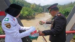 Hari Pahlawan, Pejabat Pemkab Temanggung Tabur Bunga di Jembatan Sungai Progo
