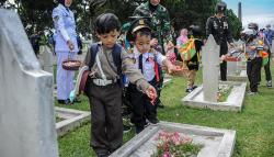 Siswa TK Tabur Bunga di TMP Cikutra Peringati Hari Pahlawan