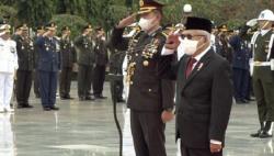 Wapres Ma'ruf Amin Tabur Bunga dan Berdoa di Pusara Para Pahlawan TMP Kalibata