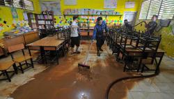 Bersih-Bersih Sekolah Terdampak Banjir di Jambi