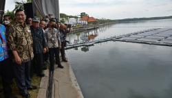 Menko Luhut Resmikan PLTS Terapung Berkapasitas 100 KWp di Nusa Dua