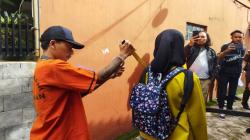 Rekonstruksi Penusukan Bocah Perempuan di Cimahi, Tersangka Dicemooh Warga
