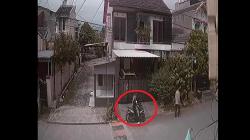 Pria Gondrong Satroni Rumah Kosong di Ngamprah KBB, Gasak Emas Batangan dan Uang<