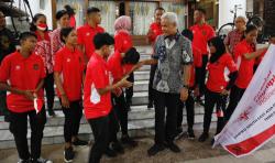 Minta Restu ke Ganjar, Tim Sepak Bola Putri Soina Jateng Targetkan Juara di Thailand 