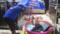 Kocak, Pembalap WSBK Berendam Air Es di Kolam Renang Bocah