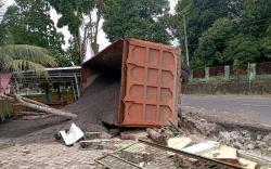 Rem Blong, Truk Material Jalan Tol Tabrak Kantor Desa di OKU