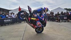 Aksi Toprak Razgatlioglu Stoppie saat Mendominasi Race 1 WSBK Mandalika