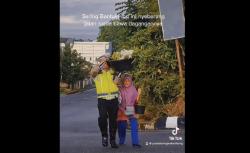 Viral Polantas Baik Hati Tiap Pagi Bantu Emak-Emak Pedagang Buah Menyeberang Jalan