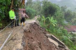 Jalan Alternatif Rowokele-Sempor Longsor, 11 Warga Kebumen Diungsikan