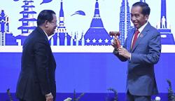 KTT ASEAN Ditutup, Presiden Jokowi Terima Palu dari PM Kamboja Hun Sen