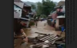 Banjir Bandang Terjang OKU Selatan, Jembatan hingga Rumah Warga Rusak <