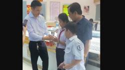 Mengharukan, Adik Kakak Beli Emas untuk Ayah Pakai Uang Receh Hasil Nabung 3 Tahun