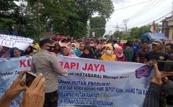 Ratusan Emak-Emak di Lahat Demo Minta Tambang Rakyat Tidak Ditutup