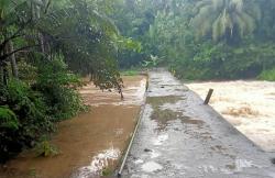 Jembatan Terendam Banjir, Warga Kedungwanglu Gunungkidul Terisolasi<