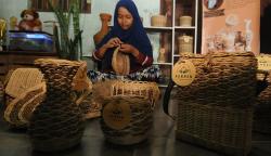 Kerajinan Tangan Berbahan Rotan dan Limbah Aren