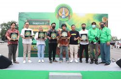 Mantan Pebulutangkis Finarsih Terima Penghargaan Tokoh Lokal Legendaris   <
