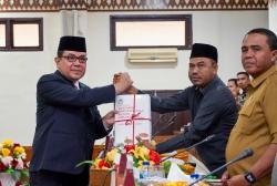 Rapat Paripurna DPRK ke-VIII, Pj Bupati Aceh Barat Serahkan R-APBK 2023<