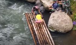 Warga Gelar Ritual Adat Bantu Cari Anggota TNI yang Hanyut di Sungai