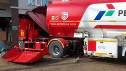 Truk Tangki BBM Tabrak Klinik dan Apotek di Manonjaya, Sopir Diduga Gagal Nyalip