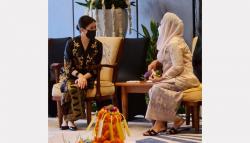 Dampingi Ibu Negara di Spouse Program G20, Wamenparekraf Angela Tanoesoedibjo Kenakan Tenun Khas Bali