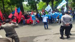 Tuntut Kenaikan Upah 30 Persen, Buruh Geruduk DPRD Kota Cimahi<