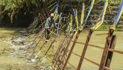 Ratusan Warga Desa Ciparay Terisolasi akibat Jembatan Rusak Diterjang Banjir Bandang