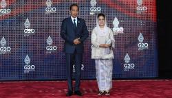 Penampilan Presiden Jokowi dan Iriana Siap Sambut Para Pemimpin Negara G20