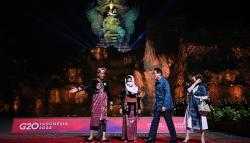 Presiden Jokowi Pakai Baju Adat Bali saat Jamuan Makan Malam G20