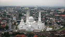 Penampakan dari Udara Kemegahan Masjid Raya Sheikh Zayed di Tengah Kota Solo