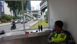 Potret Polisi hanya Menonton Pengendara Melanggar Lalu Lintas